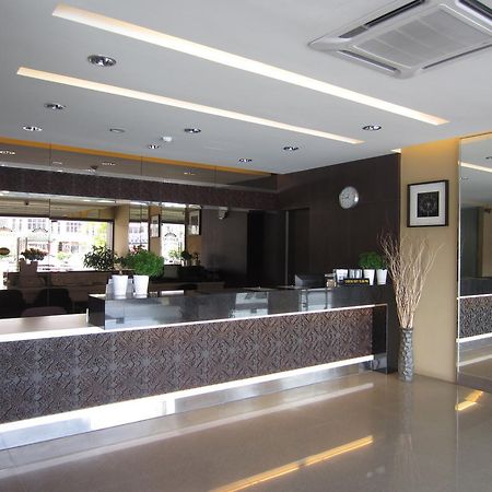 Radiant Hotel Sitiawan Extérieur photo