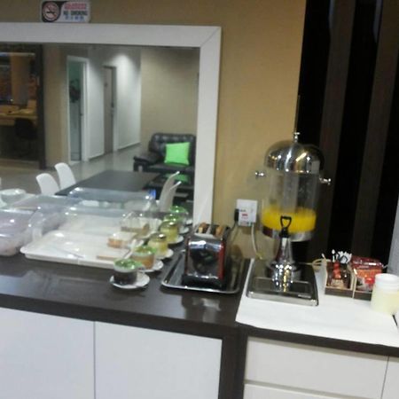 Radiant Hotel Sitiawan Extérieur photo